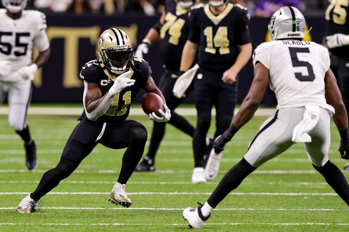 New Orleans Saints running back Alvin Kamara (41) makes a move against Las Vegas Raiders linebacker Divine Deablo (5). Mandatory Credit: Stephen Lew-USA TODAY
